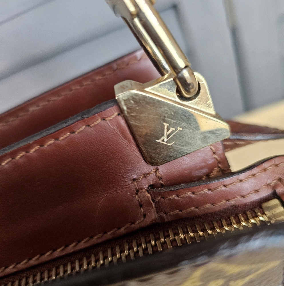 Authentic LOUIS VUITTON Monogram Enghien Crossbody Bag - Picture 9 of 16